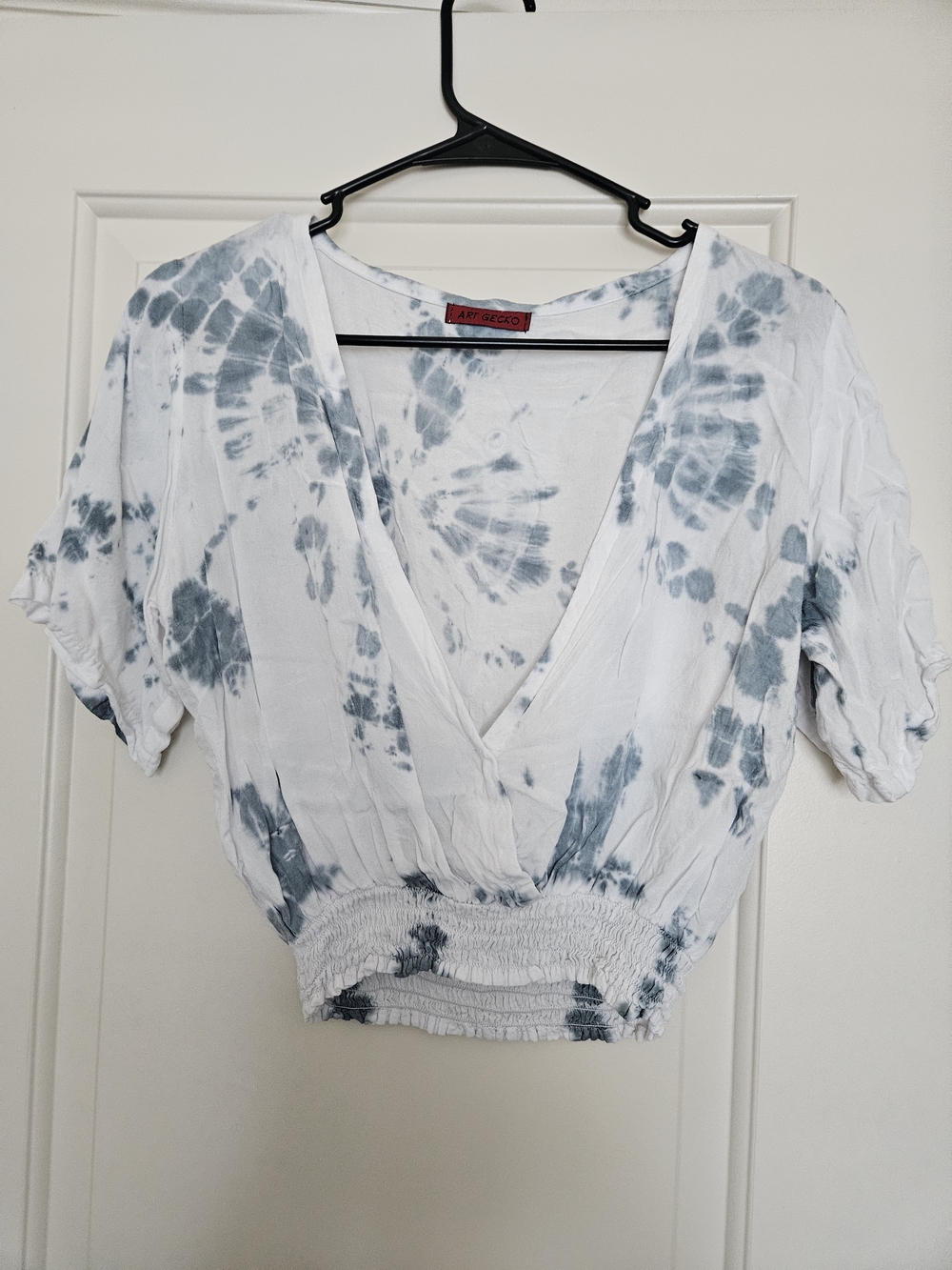 Tie-Dye V-Neck Cropped Top in White and Slate